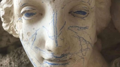 230년 된 여신 조각상 온몸서 발견된 '푸른색 낙서'...英박물관 발칵